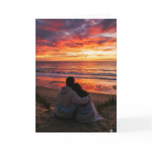 Couple au bord de l'océan pour le coucher de solei