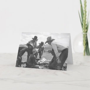 Carte Cowboys regardant une magazine