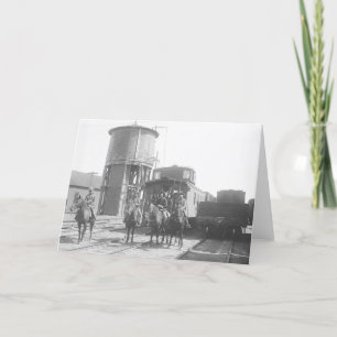 Carte Cowboys sur des chevaux posant devant un train