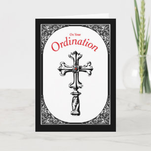 Carte Croix de félicitations d'ordination sur noir