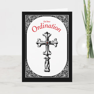 Carte Croix de félicitations d'ordination sur noir