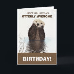 Carte Cute Otter Faune Image Joyeux Anniversaire<br><div class="desc">Une joyeuse carte d'anniversaire avec un jeu de loutre. Conçu avec une photo d'une loutre mignonne debout dans l'eau avec ses pattes tenant son visage. Sa tête coincée à gauche avait l'air douce et adorable. Le message à l'intérieur de la carte peut être laissé tel quel ou customisé par vous....</div>