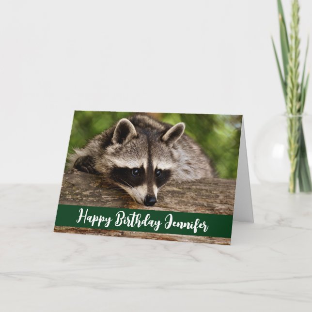 Carte Cute Raccoon reposant sur un journal Anniversaire (Devant)