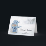 Carte Cute Snowman au photographe de Christmas<br><div class="desc">Carte de Noël avec une photo mignonne avec un petit bonhomme de neige. Debout dehors en hiver avec de la neige qui tombe tout autour. Ce mignon petit gars est habillé en vêtements de plein air tricotés bleus. Un peu de bokeh blanc/gris s'enflamme dans l'arrière - plan.</div>