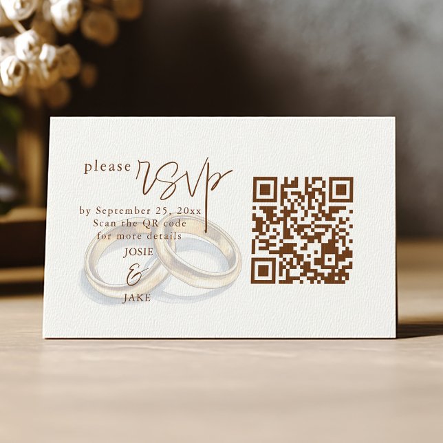 Carte D'accompagnement Anneaux de Mariage d'or rustique RSVP QR Code (Elegant RSVP card with gold rings illustration, brown script, and QR code.)