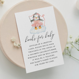 Carte D'accompagnement Apportez un livre pour la petite fille. Cute anima