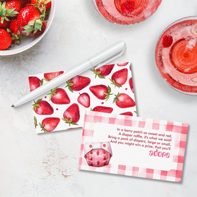 Carte D'accompagnement Baby shower de fraise de fraise En vichy rose (Diaper Raffle Card Strawberry Gingham red pink card baby shower party retro vintage picnic cottage)