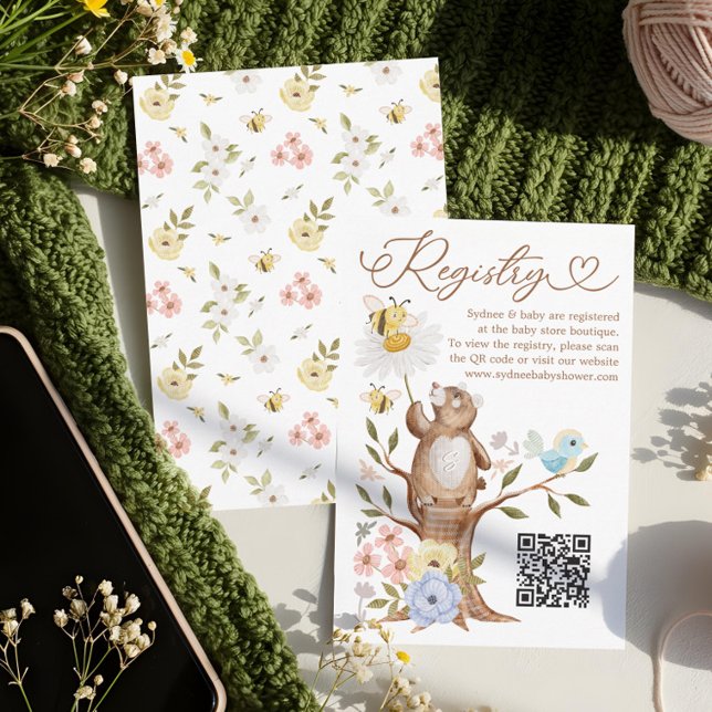 Carte D'accompagnement Baby shower d'ours en bois à nageoires KR Code QR  (Knitted Woodland Bear Baby Shower QR Code Registry Enclosure Card)