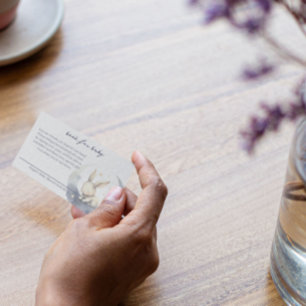 Carte D'accompagnement Bébé mignon sur la lune avec étoiles Livres pour b