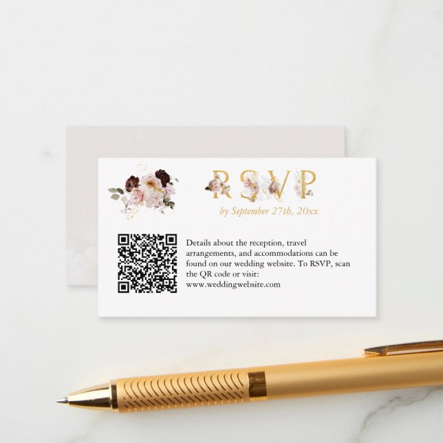 Carte D'accompagnement Blush Peony & Gold Burgundy Wedding RSVP QR Code (Devant/Arrière en situation)