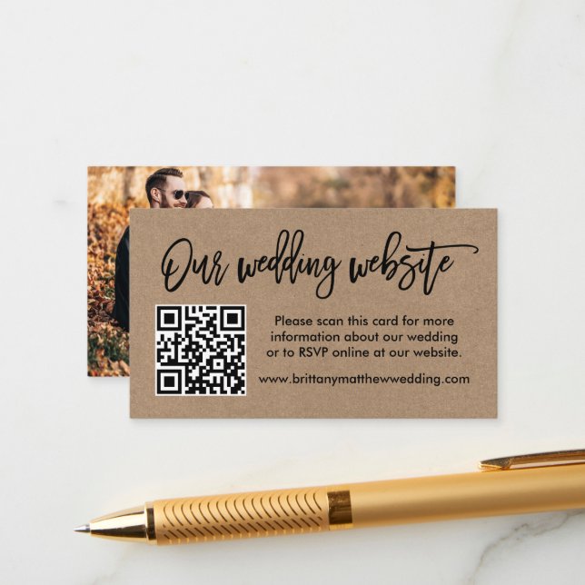 Carte D'accompagnement Brush Script Kraft Site Mariage QR Photo (Devant/Arrière en situation)