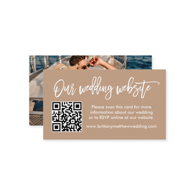 Carte D'accompagnement Brush Script Mariage Site Web QR Photo Taupe (Devant/Arrière en situation)