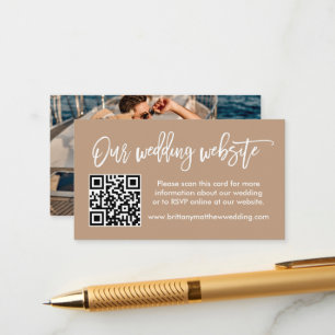 Carte D'accompagnement Brush Script Mariage Site Web QR Photo Taupe