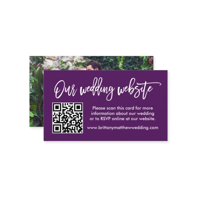 Carte D'accompagnement Brush Script Site Mariage QR Photo Purple (Devant/Arrière en situation)