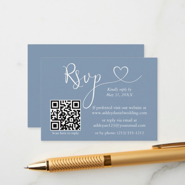 Carte D'accompagnement Calligraphie Cœur Mariage QR RSVP Bleu Poussiéreux (Devant/Arrière en situation)