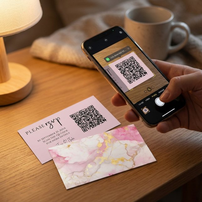Carte D'accompagnement Code QR en marbre rose et or pour RSVP mariage (Pink and gold marble QR code for weddings RSVP Enclosure Card.)