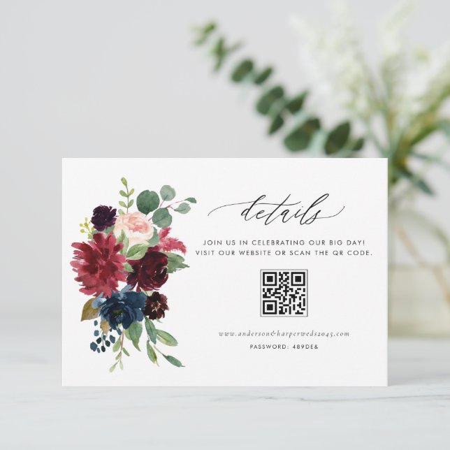 Carte D'accompagnement Code QR floral à l'aquarelle bordeaux et bleu mari (Debout devant)