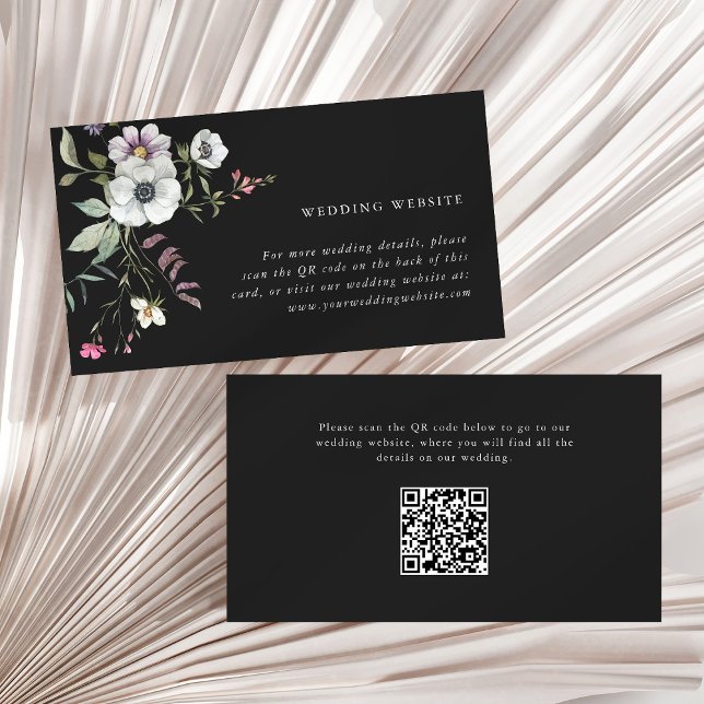 Carte D'accompagnement Dark Botanical Fleur sauvage site Mariage QR Code (A trendy wedding website card with scannable QR code and wildflowers)
