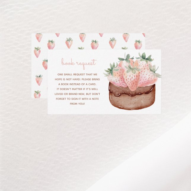 Carte D'accompagnement Demande de Baby shower de gâteau Berry Sweet (book request enclosure card for a berry sweet baby shower with coquette pink strawberries and cake)