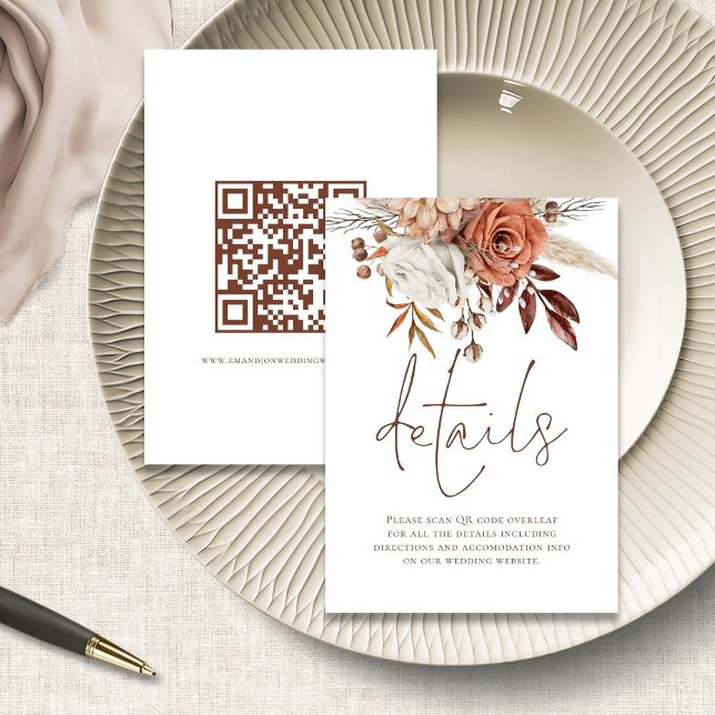 Carte D'accompagnement Détails de mariage avec code QR et fleurs en terre (front and back view)