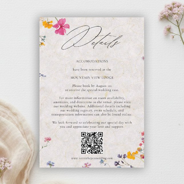 Carte D'accompagnement Détails de mariage élégants avec code QR et pétale (wildflower wedding details qr watercolor garden backyard barn summer spring elegant pink blush)