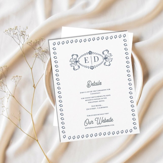 Carte D'accompagnement Détails du mariage avec blason monogrammé bleu pou (Dusty Blue Monogram Crest Wedding Details Card | Vintage Classic Formal Reception Insert)