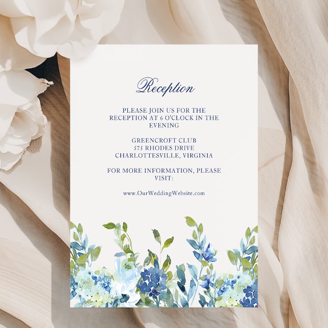Carte D'accompagnement Dusty Blue et Navy Floral Wedding Réception (This reception enclosure card features delicate dusty blue and navy blue flowers)
