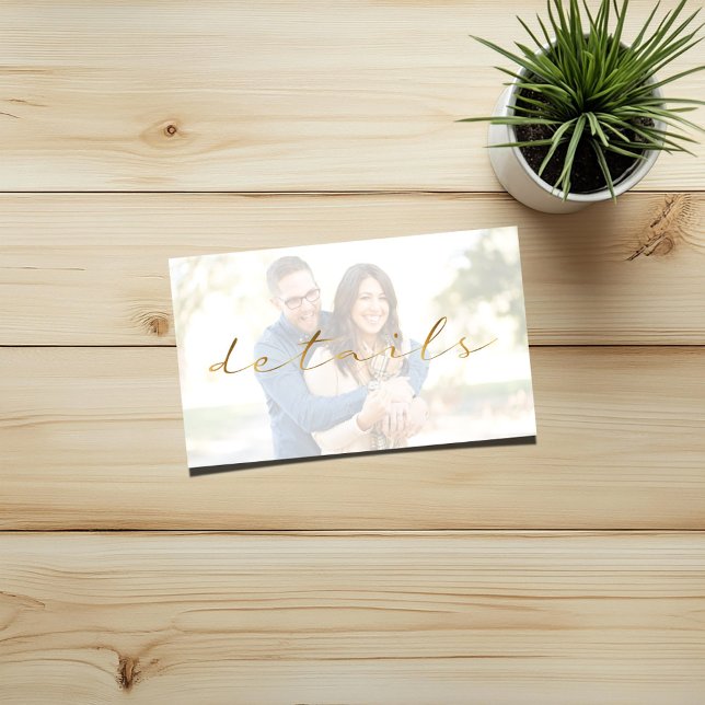 Carte D'accompagnement Effet or script, vos détails de photo de mariage (Wedding details enclosure card with a photo background and gold effect script on the front)