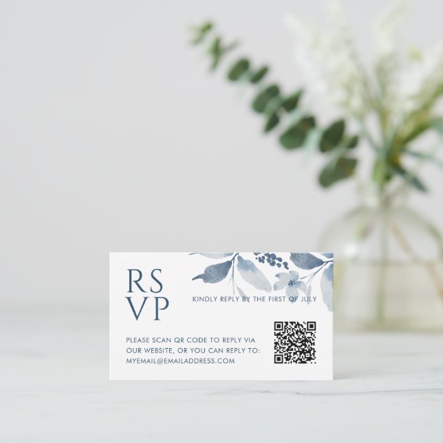 Carte D'accompagnement Elégant bleu bleu floral QR Code RSVP Mariage (Debout devant)