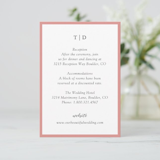 Carte D'accompagnement Élégant corail rose Monogramme Mariage moderne (Debout devant)
