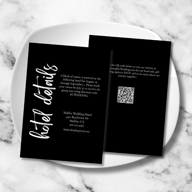 Carte D'accompagnement Élégant Gras Script noir blanc Mariage Hotel (Elegant Bold Script Black and White Wedding Hotel Details Enclosure Card with QR Code.)