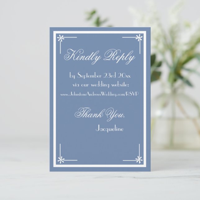 Carte D'accompagnement Elégant script bleu poussiéreux site mariage RSVP (Debout devant)