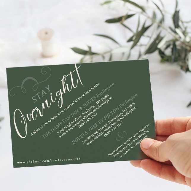Carte D'accompagnement Élégant Slant Script Dark Green Mariage Hotel Stay (Elegant slant script  dark moss green wedding invitation hotel stay overnight accommodations insert)