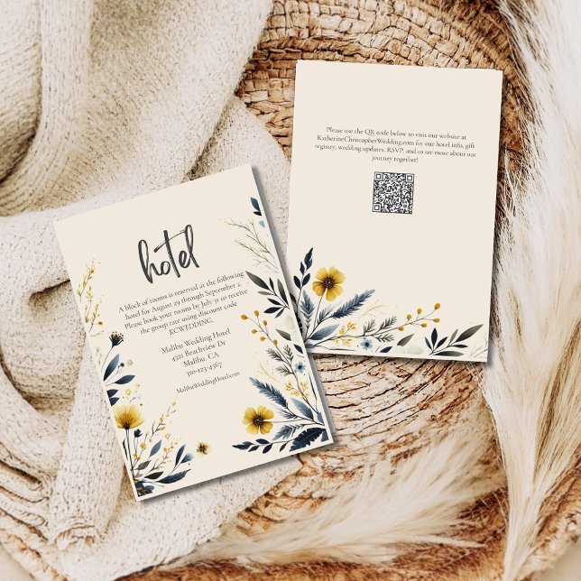 Carte D'accompagnement Elégante aquarelle Fleur sauvage Mariage Hôtel Bei (Elegant Wildflowers Wedding Hotel Enclosure Card with Blue Yellow Watercolor Flowers, QR Code.)