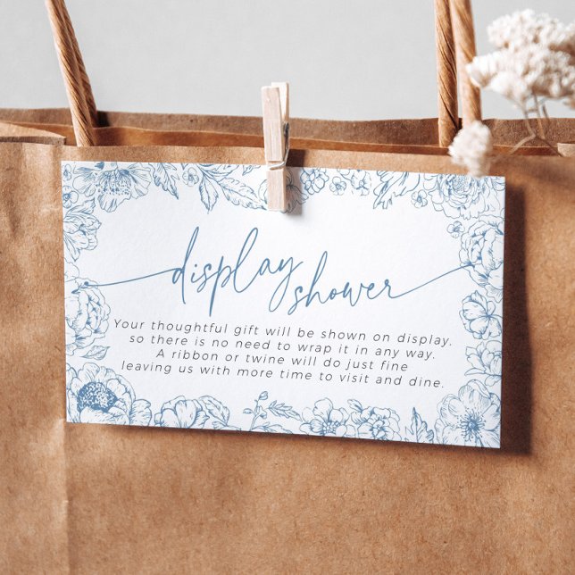 Carte D'accompagnement Elégante Toile Bleue de Jouy Bridal Display Douche (Display shower enclosure card for an elegant french bridal shower with blue toile de jouy pattern)
