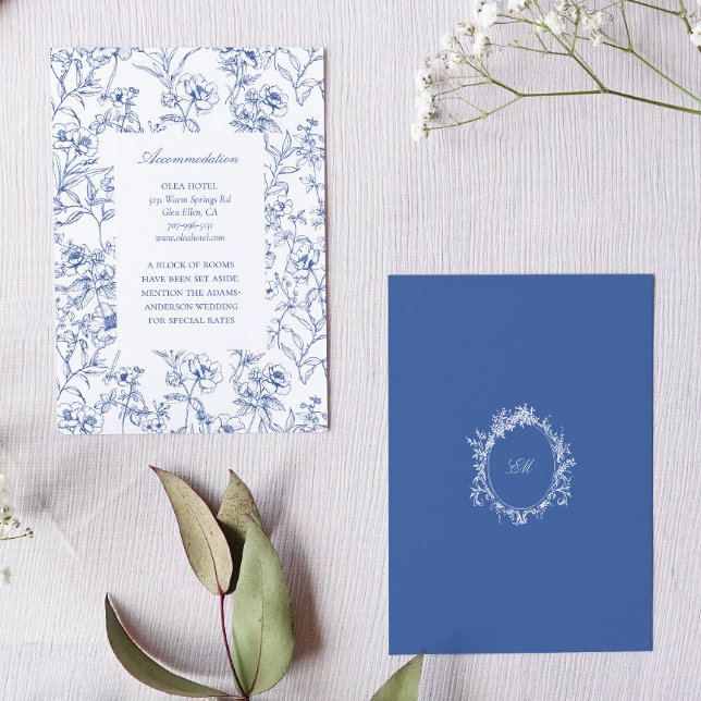 Carte D'accompagnement Fench Blue Chinoiserie Toile Mariage Hébergement (Accommodation enclosure card with blue victorian chinoiserie blue pattern and monogram crest)