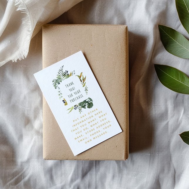 Carte D'accompagnement Feuilles et couronne de fleurs, bordure florale (Botanical thank-you card with watercolor green leaves on white, placed on a kraft-wrapped gift)