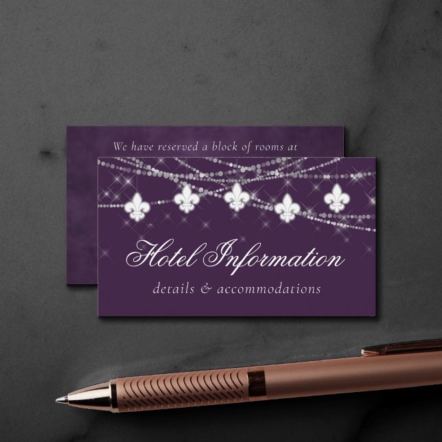 Carte D'accompagnement Fleur de Lis Eggplant Lumières pourpres | Détail d (Créateur téléchargé)