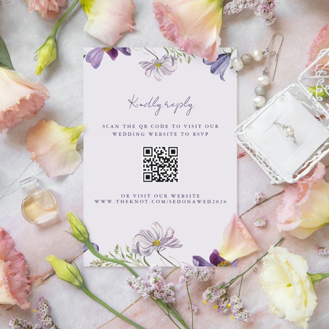 Carte D'accompagnement Fleur sauvage de jardin violet Mariage QR Code RSV (Garden Wildflower Purple Wedding QR Code RSVP Enclosure Card)