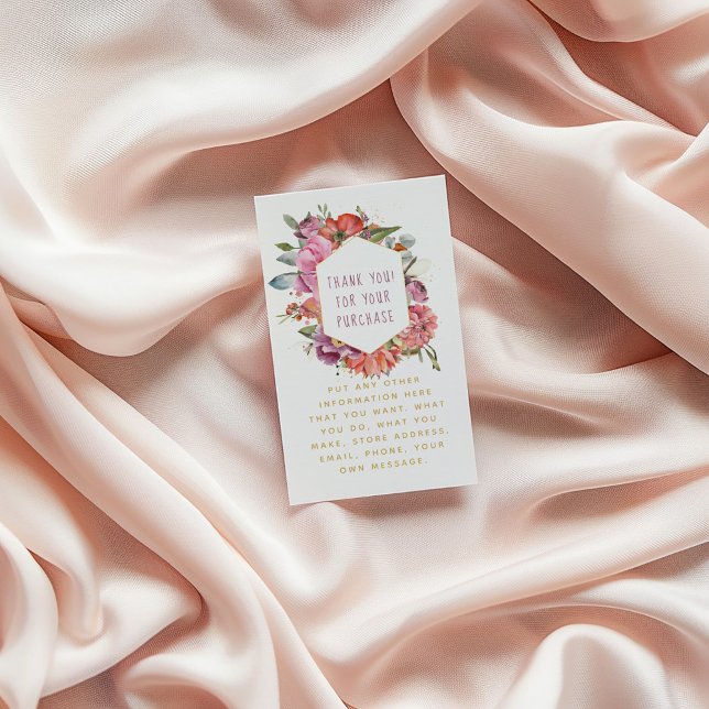 Carte D'accompagnement Fleurs et macarons bordure dorée (Floral thank-you card with watercolor flowers and gold text, placed on soft blush fabric background)