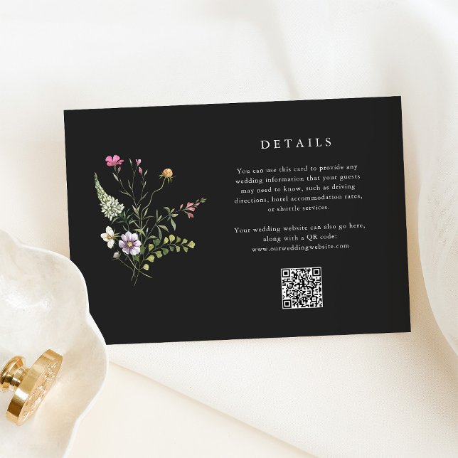 Carte D'accompagnement Fleurs sauvages botaniques foncés Détails du Maria (These elegant wedding guest detail cards feature delicate wildflowers on a dark background)