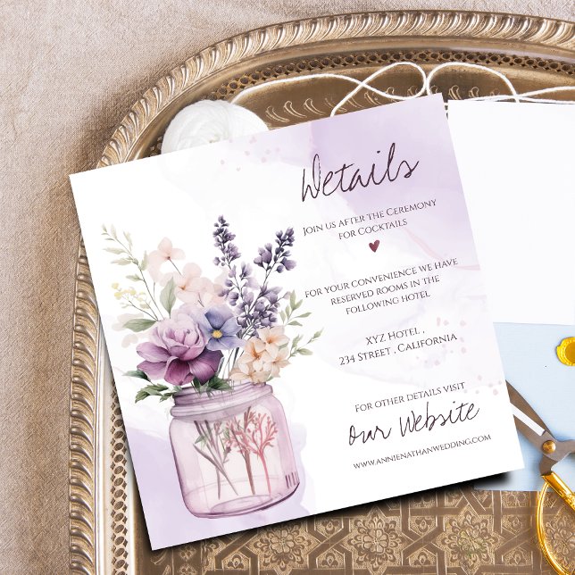 Carte D'accompagnement Fleurs violettes Rustiques En Mason Jar Détails du (Rustic Purple Flowers In Mason Jar Wedding Details Enclosure Card)