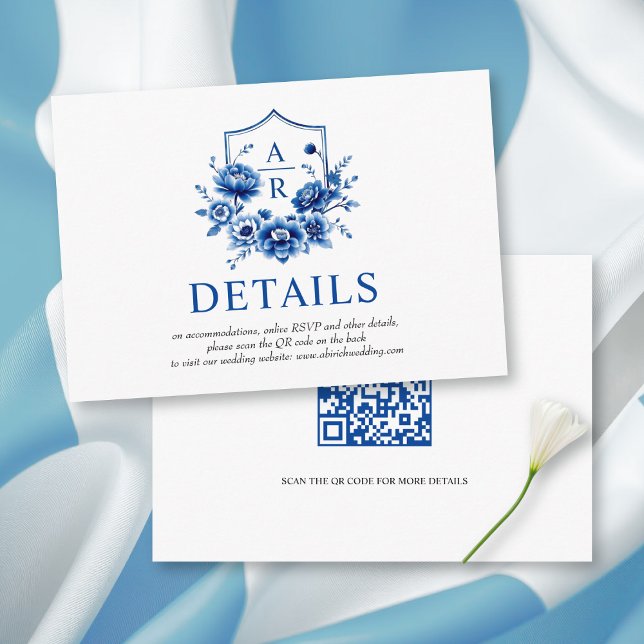 Carte D'accompagnement Floral bleu Chinoiserie fleurs détails mariage QR (Créateur téléchargé)