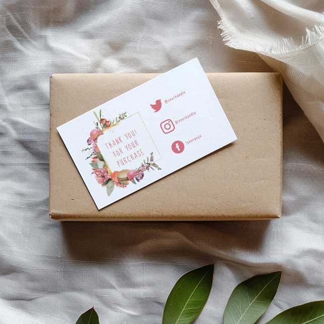 Carte D'accompagnement Jolie fleurs roses Liens sociaux Insertion Carte. (Floral thank you insert with social media icons, resting on a kraft-wrapped gift and neutral fabric)