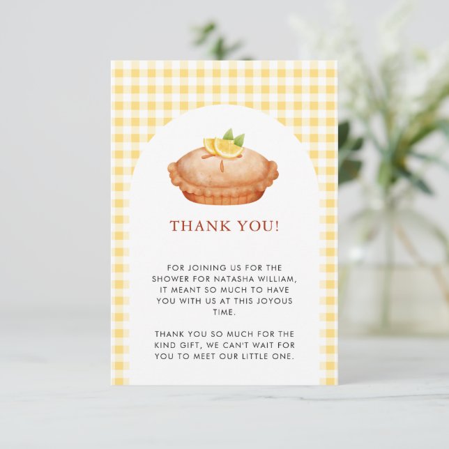 Carte D'accompagnement Little Cutie Pie Merci de Baby shower jaune (Debout devant)
