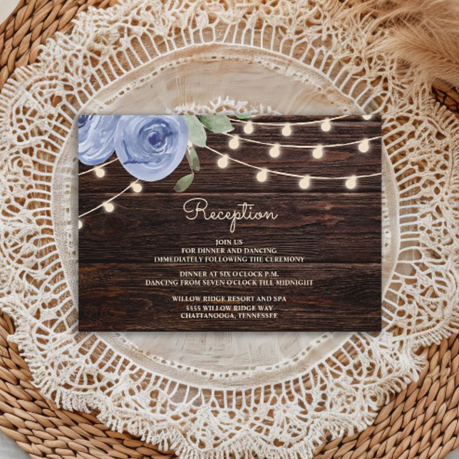 Carte D'accompagnement Lumières à cordes de bois rustique Périwinkle bleu (Dusty blue watercolor floral and string lights on rustic wood wedding reception enclosure card)