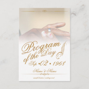 Carte D'accompagnement Mains d'un couple de couleur de mariage épinglent