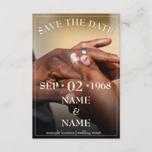 Carte D'accompagnement Mains d'un couple de couleur lors d'un mariage qui
