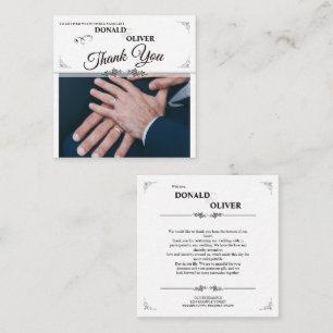 Carte D'accompagnement Mains d'un couple gay de mariage avec des anneaux