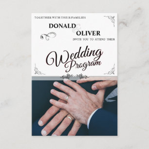 Carte D'accompagnement Mains d'un couple gay de mariage avec des anneaux